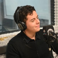 Vito Savoia en un estudio de radio