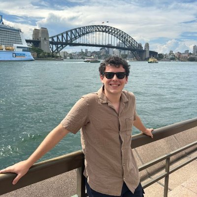 Vito Savoia sonriendo frente al puerto de Sydney